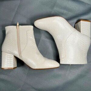 Worn Once! Elegant LOFT Cream Alligator Embossed Ankle Boots 8.5